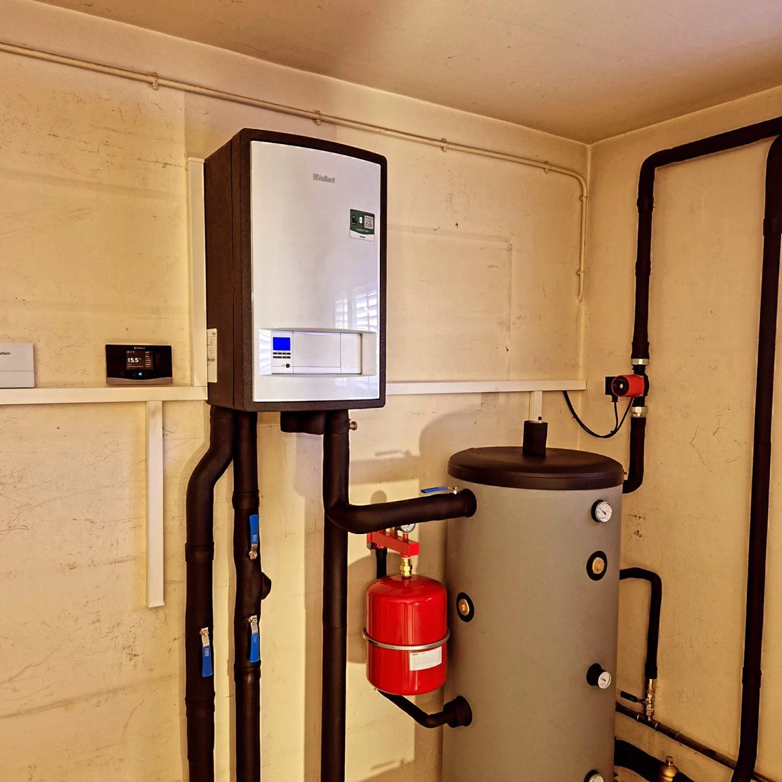 Sala tècnica amb generador Vaillant, acumulador d'ACS i vas d'expansió instal·lats per Exel