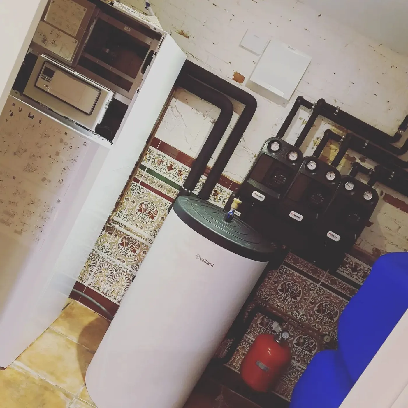Distribució d'aigua i ACS amb grups de bombeig muntats sobre paret